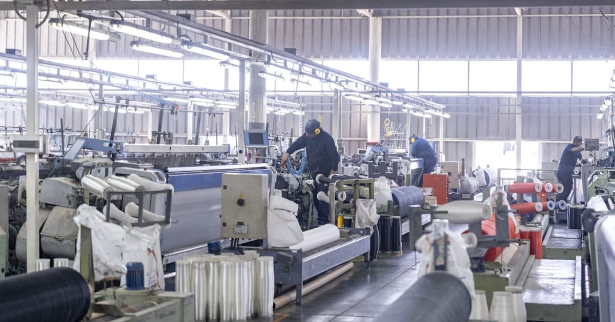 Pymes industriales recortan turnos y suman servicios para no perder empleados