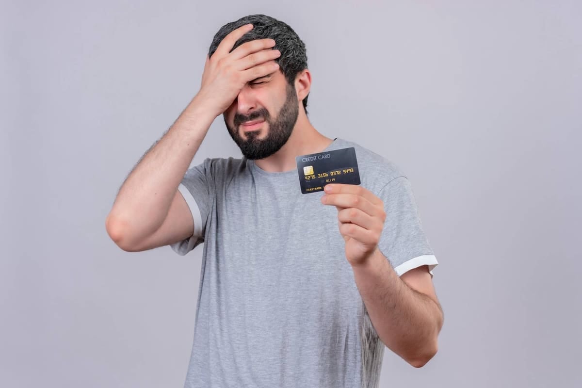 El pago mínimo de la tarjeta deja una deuda que acumula intereses