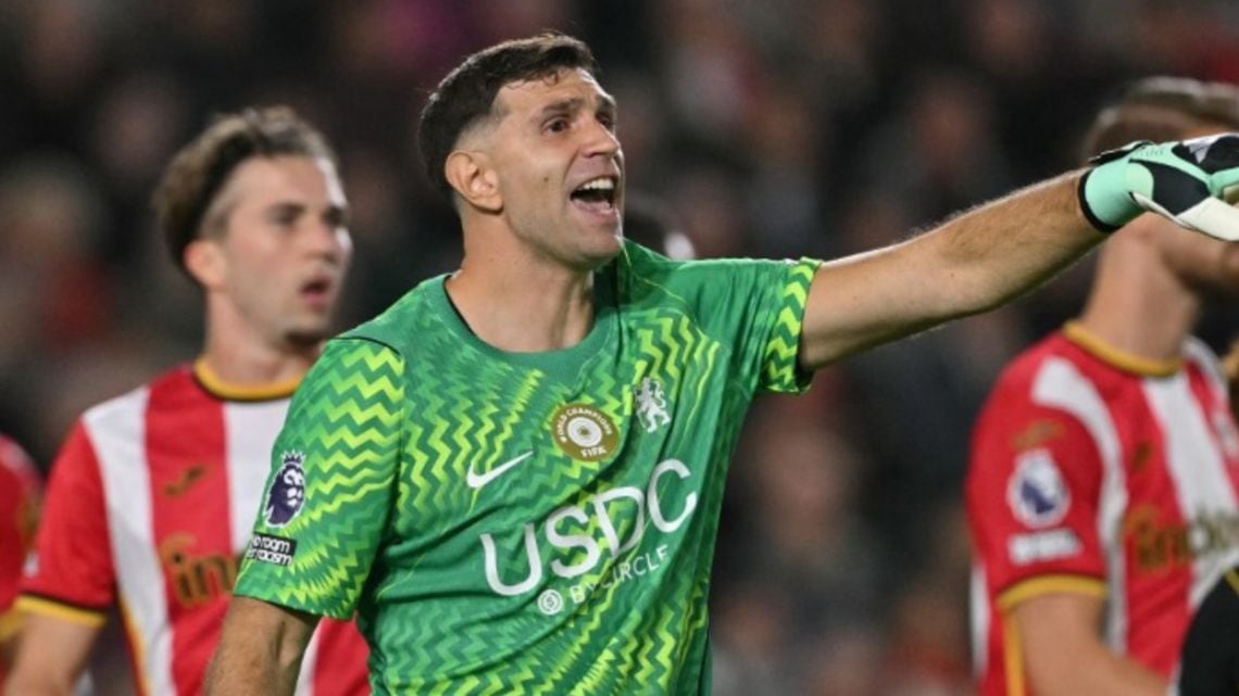Chelsea cayó 3-0 ante Brentford con Emiliano Martínez en el arco