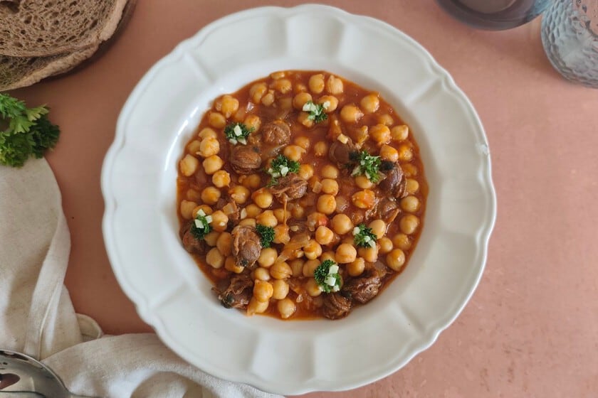 Garbanzos con zamburiñas: un guiso con conservas que se prepara en menos de media hora