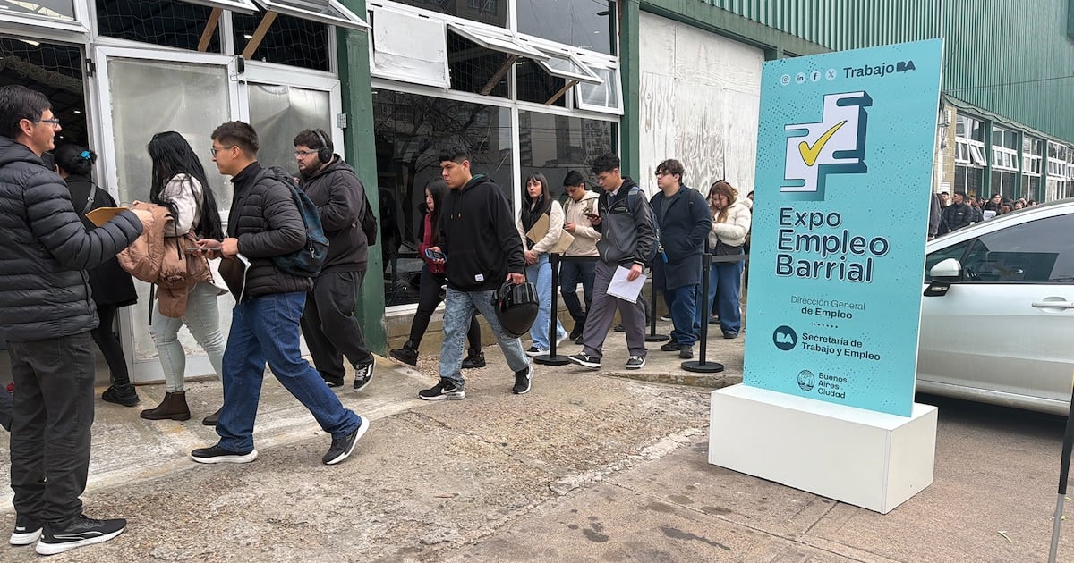 Pasar del empleo privado registrado al cuentapropismo redujo los ingresos reales un 27,8%