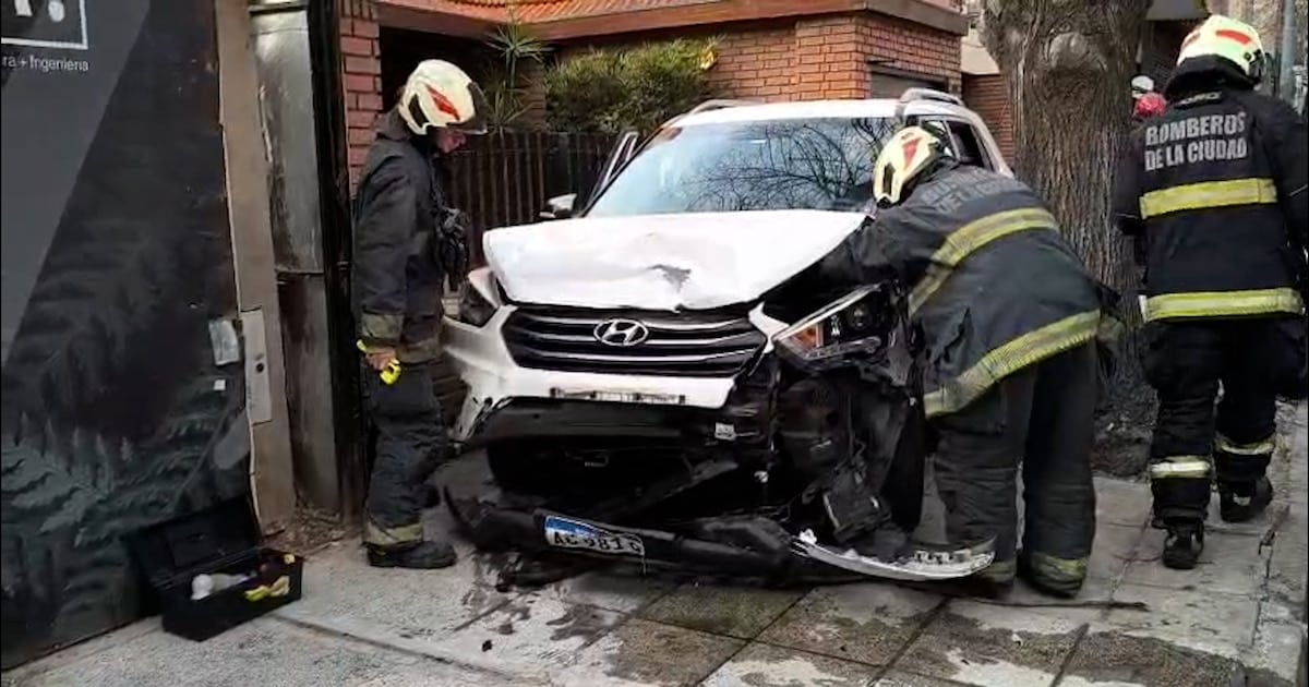 Un auto chocó contra vehículos estacionados y terminó en la vereda en Palermo