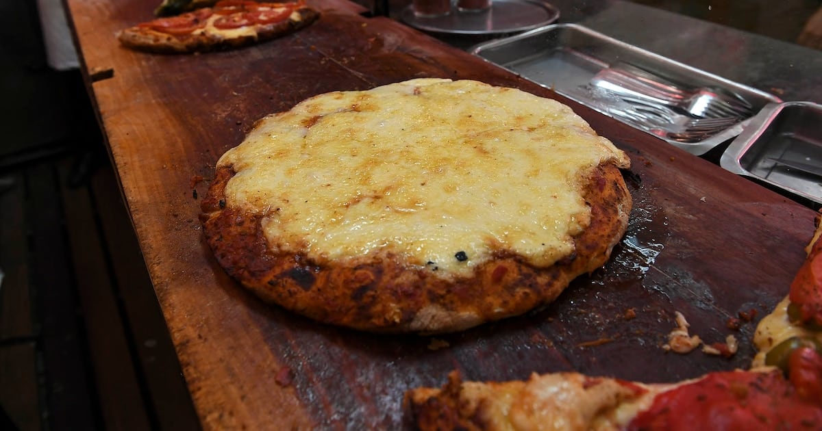 Pizza, fainá y cerveza en Güerrín: una clienta pagó $51.390 con descuento