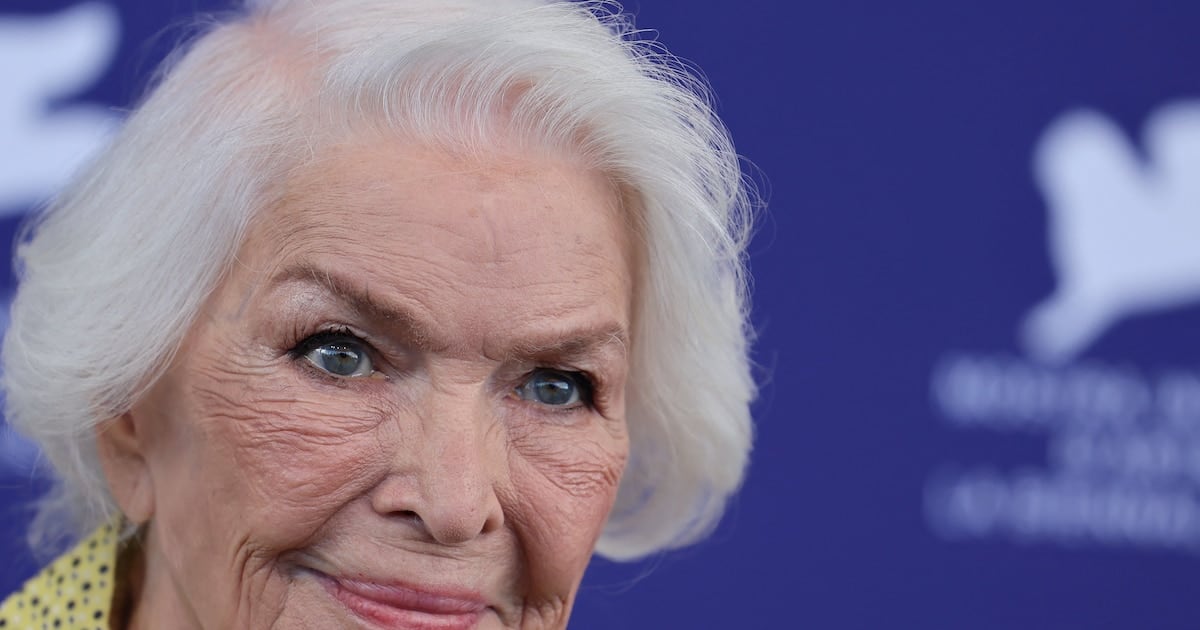 Ellen Burstyn contó cómo combina caminatas y fuerza a los 93 años