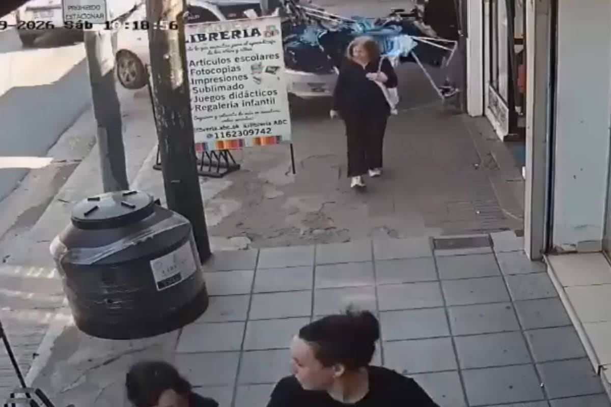 Un auto subió a la vereda y atropelló a una joven en Almirante Brown