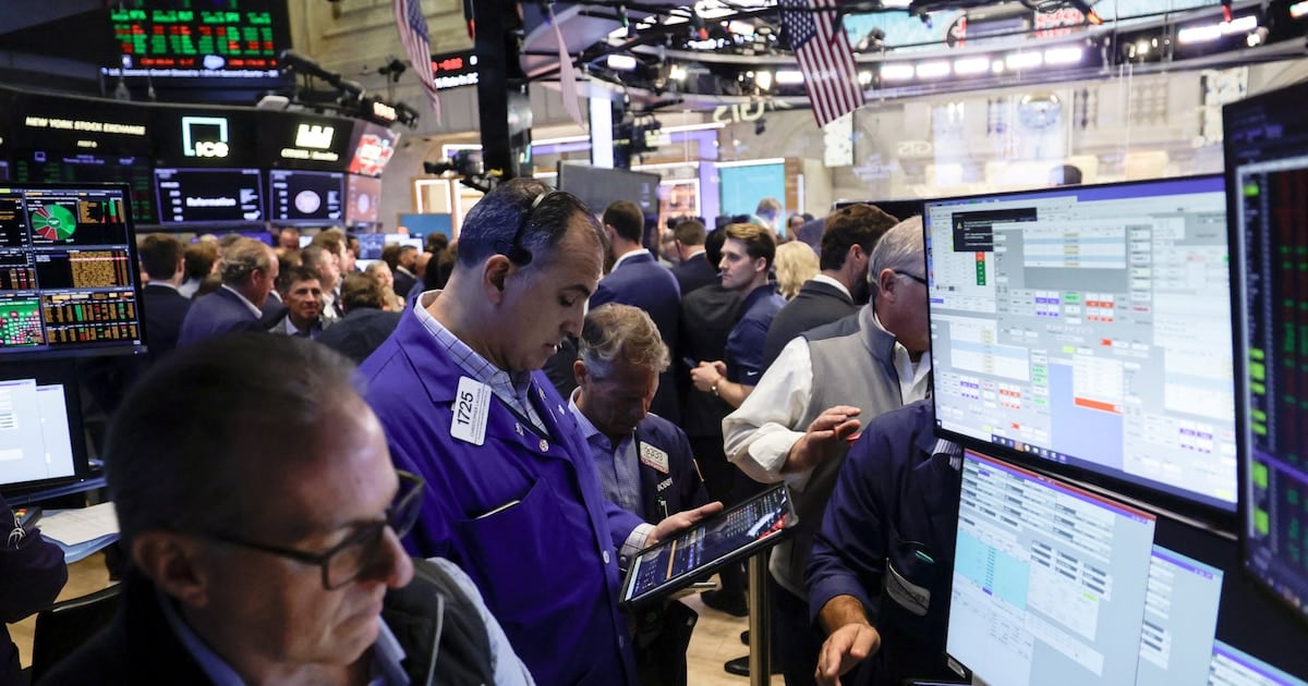 El dólar blue subió a $1.560 y el minorista siguió en $1.535