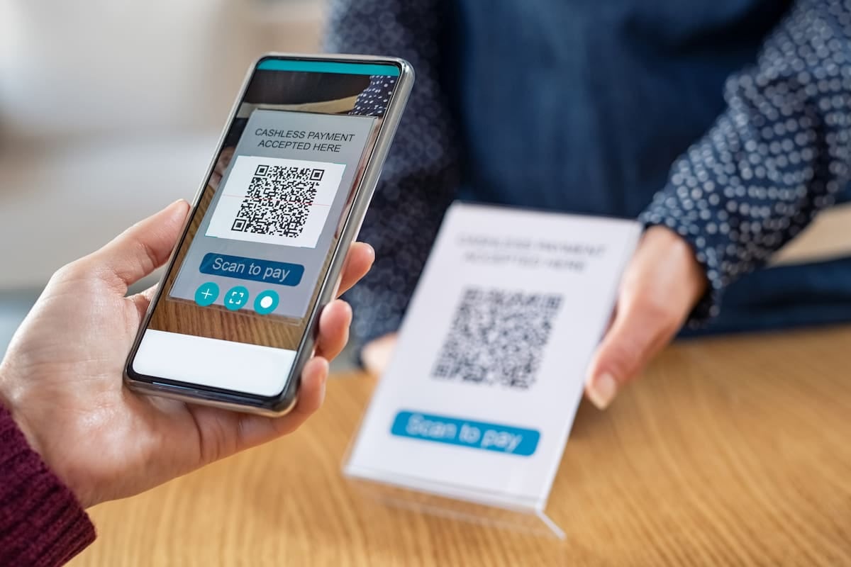 Los pagos con QR crecieron un 67,5% interanual y bajaron las operaciones con tarjetas