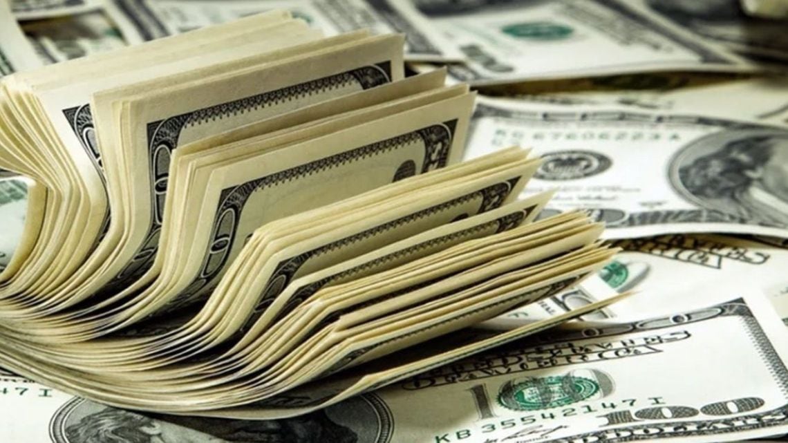 El dólar blue subió $5 y cotizó a $1.565 para la venta
