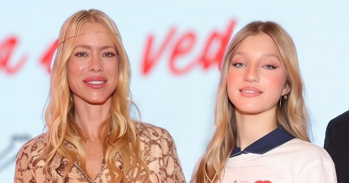 Allegra Cubero desfiló en un evento solidario con Nicole Neumann entre el público